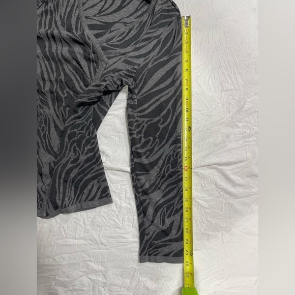 Dana Buchman gray and black animal print open front cardigan women’s size L - Picture 14 of 14